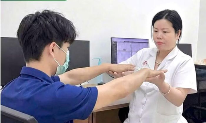 BSCKII Nguyễn Tường Ngọc Linh thăm khám cho bệnh nhân - Ảnh BVCC