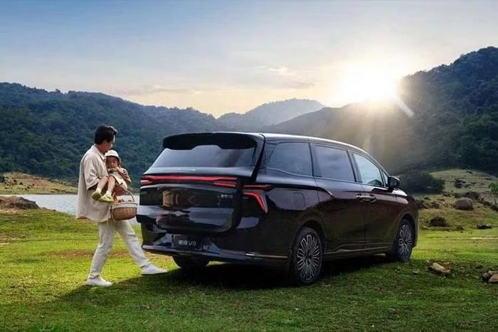 Forthing V9 được trang bị hệ truyền động hybrid sạc điện (PHEV), gồm động cơ xăng tăng áp 1.5L và mô-tơ điện dẫn động cầu trước thông qua hộp số hybrid chuyên dụng. Công suất kết hợp của toàn hệ thống đạt 228 kW (khoảng 306 mã lực) và mô-men xoắn cực đại 540 Nm.