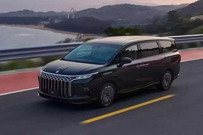 Xe sử dụng bộ pin có dung lượng 34,9 kWh và cho phạm vi chạy thuần điện tối đa 200 km theo tiêu chuẩn CLTC, tùy theo phiên bản. Tổng phạm vi hoạt động kết hợp sau khi sạc đầy pin và đổ đầy xăng được công bố ở mức 1.300 km theo chu trình CLTC. Hiện giá bán của Forthing V9 tại Việt Nam vẫn chưa được hé lộ.