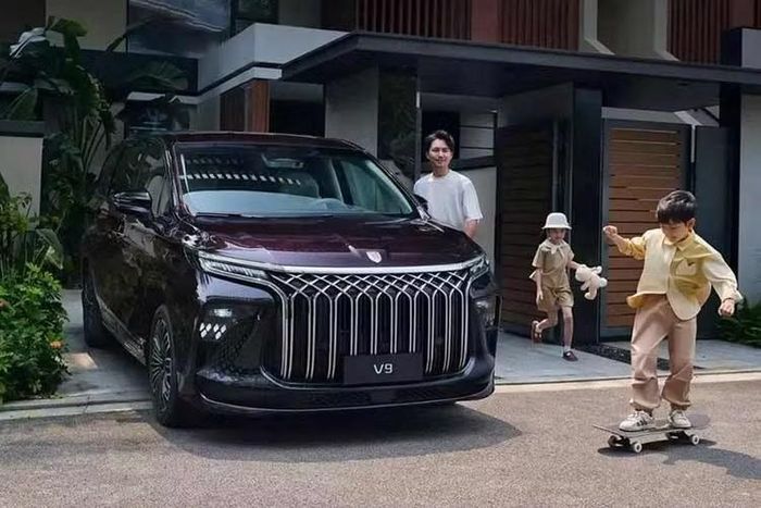 Theo đại diện của nhà phân phối Neera Motors, thương hiệu Forthing sẽ trải qua một đợt tái cấu trúc sản phẩm với ngôn ngữ thiết kế mới vào cuối năm 2026. Việt Nam sẽ là thị trường ngoài Trung Quốc đầu tiên đón nhận các dòng xe được áp dụng ngôn ngữ thiết kế mới của Forthing. Mẫu xe Forthing đầu tiên được bán ở Việt Nam sẽ là V9. Đây là mẫu MPV cỡ lớn, cạnh tranh với những đối thủ như Kia Carnival, BYD M9 và GAC M8 tại Việt Nam.