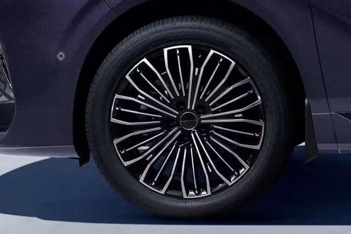 Forthing V9 được phát triển như một mẫu xe MPV cỡ lớn, hướng đến cả phân khúc khách hàng gia đình và chuyên chở hành khách cao cấp. Xe được thiết kế dựa trên các chủ đề văn hóa Trung Quốc và được giới thiệu với hai gói thiết kế ngoại thất khác nhau, bao gồm Qingyun Ti và Chinese Knot. Xe bán ở Việt Nam dự kiến sẽ đi kèm gói ngoại thất Chinese Knot.