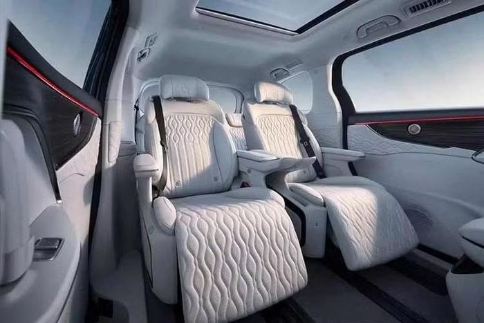 Bên trong Forthing V9 là khoang nội thất 7 chỗ với cấu hình 2+2+3. Thiết kế nội thất nhấn mạnh sự cân bằng giữa sự sang trọng, phục vụ mục đích thương mại và tính thực dụng dành cho gia đình.