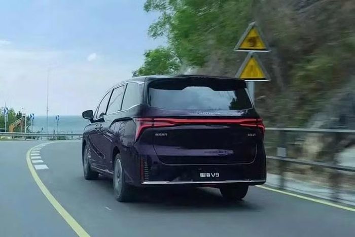 Vào cuối năm nay hoặc đầu năm 2027, thị trường ôtô Việt Nam sẽ đón nhận thêm một thương hiệu ôtô Trung Quốc mới, đó là Forthing. Đây là một thương hiệu con của Dongfeng, được thành lập vào năm 2001. Nhà nhập khẩu và phân phối xe Forthing tại Việt Nam là Neera Motors. Trong khi đó, thương hiệu xe con Dongfeng lại do Carvivu phân phối ở Việt Nam.
