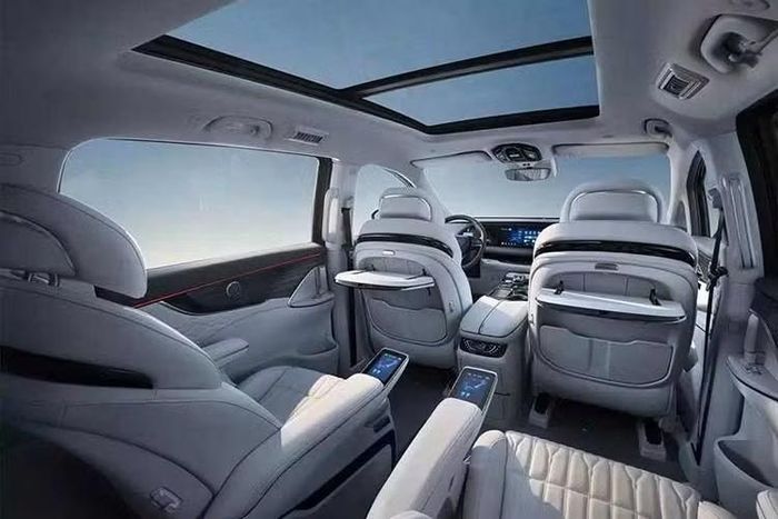 Cả hai biến thể thiết kế đều dùng chung cấu trúc thân xe, kích thước và các tùy chọn hệ truyền động. Xe sở hữu kích thước dài x rộng x cao lần lượt 5.248 x 1.920 x 1.820 mm và chiều dài cơ sở 3.018 mm.