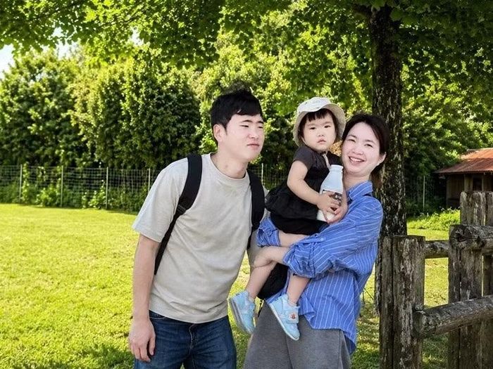 Thái Châu và Hikaru bên con gái Haru. Ảnh: Znews.