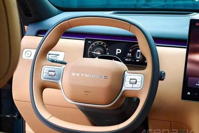 Khác với hai người anh em SU7 và YU7, Xiaomi Skynomad không phải xe thuần điện. Cả hai lại sử dụng hệ truyền động mở rộng phạm vi hoạt động (EREV), bao gồm máy xăng Changan 1.5L, tạo ra công suất tối đa 150 mã lực, kết hợp với pin và mô-tơ điện. Động cơ xăng không truyền lực trực tiếp tới bánh xe mà chỉ làm nhiệm vụ phát điện để duy trì hoạt động của hệ thống điện.
