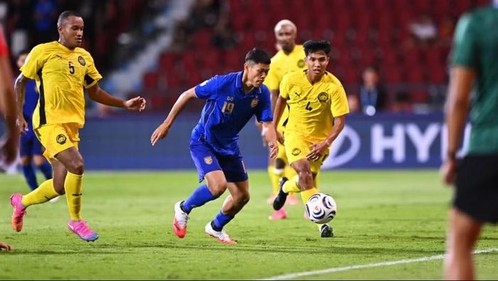 Cầu thủ Thái Lan đột phá giữa hàng phòng ngự Malaysia trong chiến thắng 2-0 trên sân Rajamangala tối 1/8. Ảnh: ASEAN United FC.