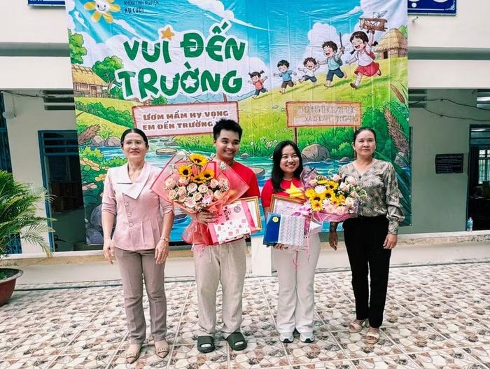 Trao hoa và Thư cảm tạ nhóm thực hiện chương trình.