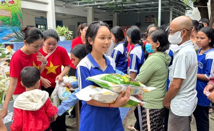 Tặng quà cho học sinh và đồng bào Khmer.