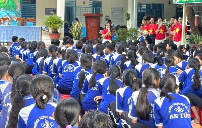 Học sinh hào hứng tham gia trò chơi "Đố vui có thưởng".