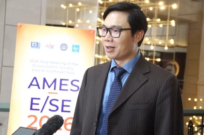 GS.TS Nguyễn Đức Khương – Chủ tịch AVSE Global (Pháp), nhà nghiên cứu cấp cao, Đại học Cambridge (Vương quốc Anh) trao đổi bên lề Hội thảo AMES 2026.