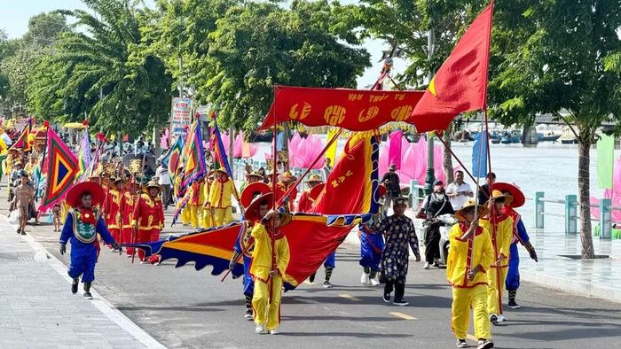 Hơn 300 người của các vạn chài Phan Thiết tham gia Lễ rước Lệnh Ông Sanh.