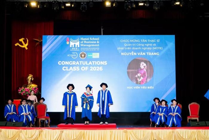 Lãnh đạo nhà trường trao bằng tốt nghiệp cho tân thạc sĩ.