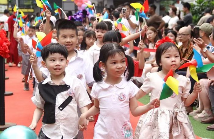 Học sinh lớp 1 Trường Tiểu học Vĩnh Tuy háo hức đến trường.