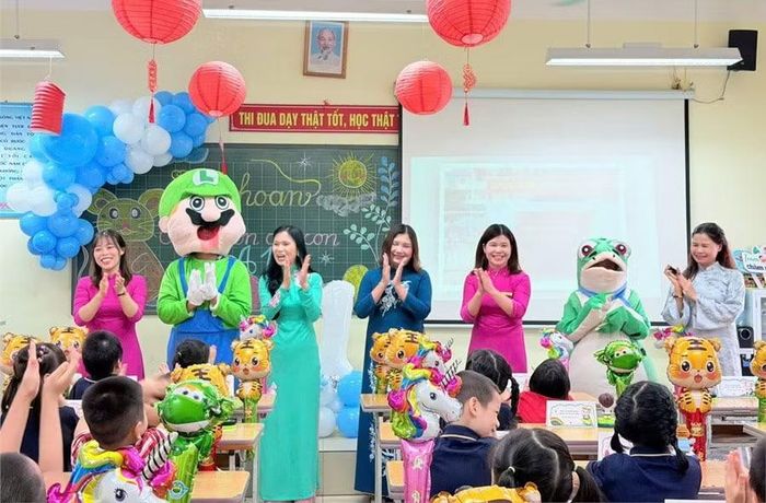 Ban giám hiệu Trường Tiểu học Bồ Đề thăm lớp và chào đón các em học sinh lớp 1A1.