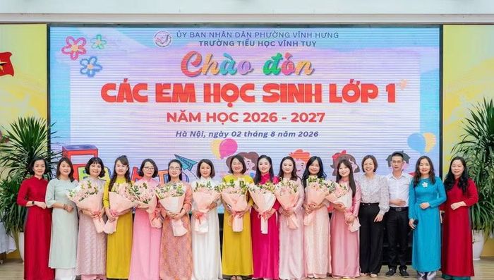 Ban Giám hiệu Trường Tiểu học Vĩnh Tuy tặng hoa cho giáo viên chủ nhiệm lớp 1, năm học 2026 - 2027.