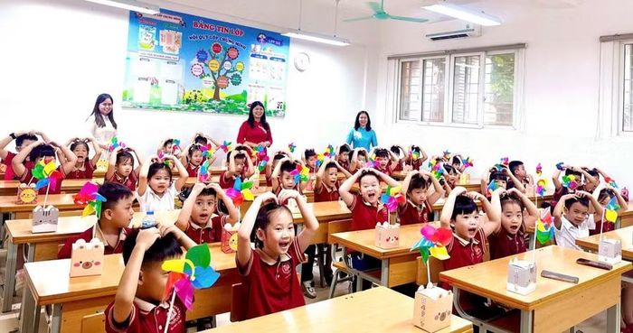 Niềm vui, phấn khởi trong ngày đầu đến trường của học sinh lớp 1, Trường Tiểu học Đại Kim