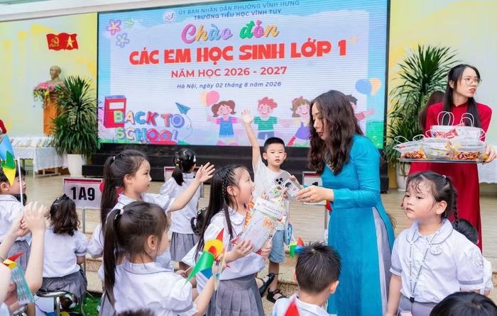Bà Nguyễn Phương Hoa – Hiệu trưởng Trường Tiểu học Vĩnh Tuy tặng quà cho học sinh lớp 1.