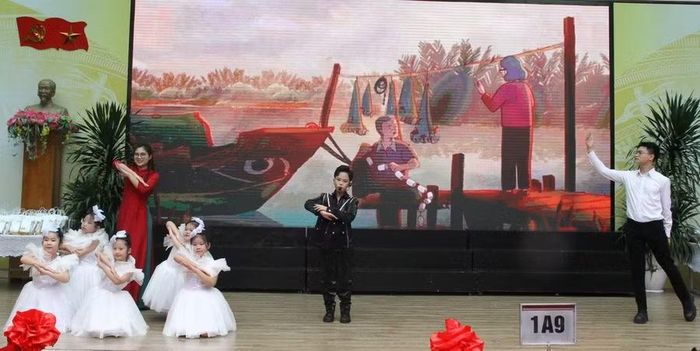 Nhiều trường tổ chức đón học sinh lớp 1 bằng những hoạt động văn hóa, văn nghệ vui tươi và ý nghĩa.