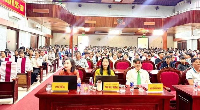 Chương trình tư vấn tại Trường THPT Lê Quý Đôn dành cho học sinh lớp 10.