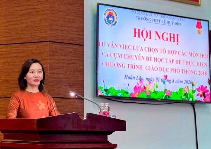 Bà Lê Thị Thu Hà, Phó Hiệu trưởng nhà trường trực tiếp tư vấn về Chương trình giáo dục phổ thông 2018, phân tích từng tổ hợp môn học.