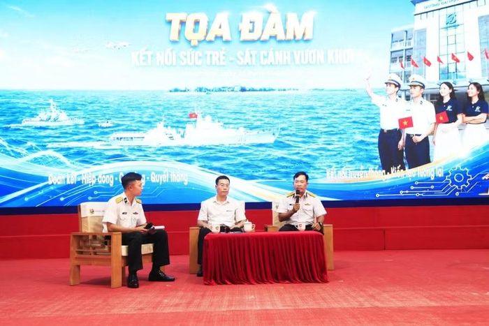 Đại tá Mai Văn Doanh, Bí thư Đảng ủy, Chính ủy Lữ đoàn 162 và Phó giáo sư, Tiến sĩ Nguyễn Lê Cường, Phó Hiệu trưởng Trường Đại học Điện lực tọa đàm.