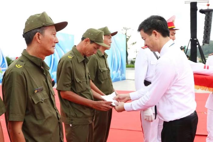 Ông Lê Quang Tùng, Bí thư tỉnh An Giang, trao quà tặng lực lượng tham gia đảm bảo ANTT cơ sở.