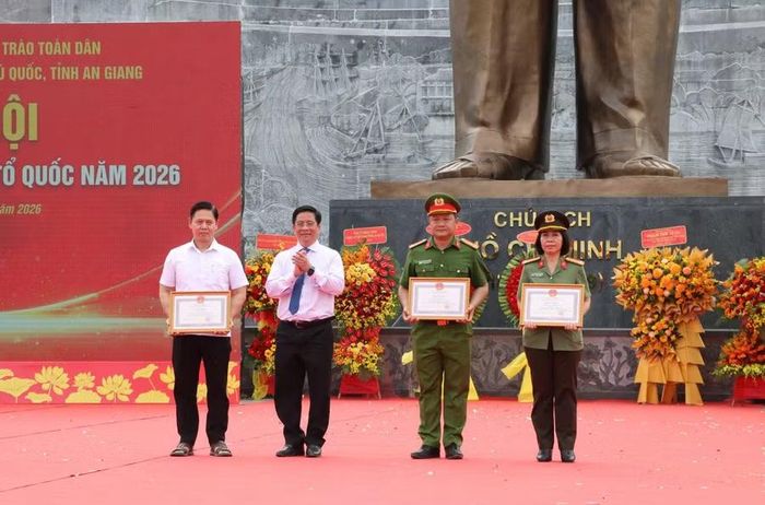 Ông Hồ Văn Mừng, Chủ tịch UBND tỉnh An Giang, trao Bằng khen cho tập thể và các cá nhân.