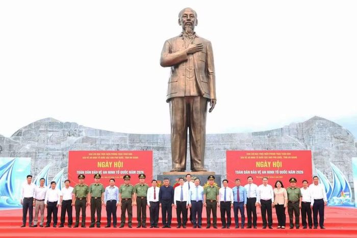 Phó Thủ tướng Thường trực Chính phủ Phạm Gia Túc cùng các đại biểu chụp hình lưu niệm.