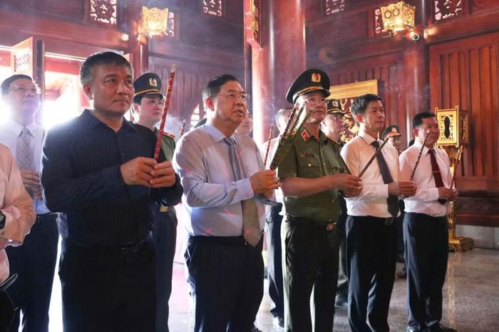 Phó Thủ tướng Thường trực Chính phủ Phạm Gia Túc cùng các đại biểu dâng hoa, dâng hương tưởng nhớ Chủ tịch Hồ Chí Minh.