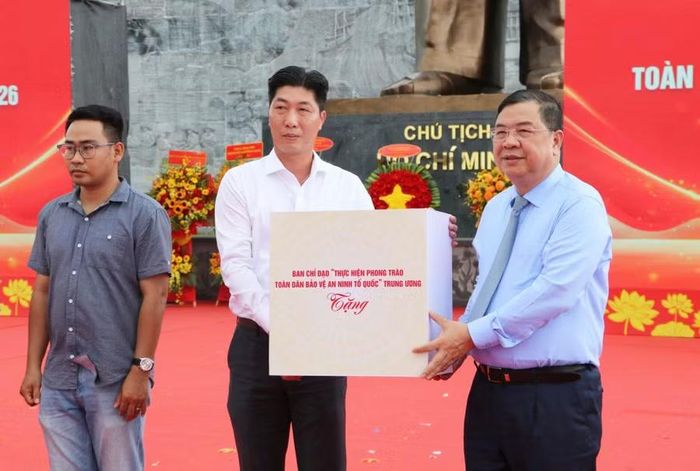 Phó Thủ tướng Thường trực Phạm Gia Túc trao quà của Ban Chỉ đạo Thực hiện phong trào Toàn dân bảo vệ ANTQ Trung ương, tặng địa phương tổ chức điểm Ngày hội và các gia đình chính sách.
