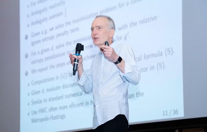 GS.TS José A. Scheinkman – Đại học Columbia chia sẻ tham luận tại hội thảo.
