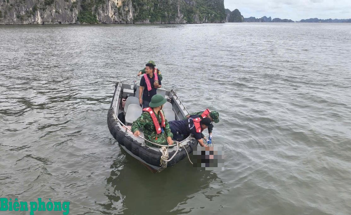 Lực lượng tìm kiếm cứu nạn Bộ đội Biên phòng tỉnh Quảng Ninh đưa thi thể nạn nhân vào bờ bàn giao cho Công an phường Hồng Gai. Ảnh: Xuân Hùng