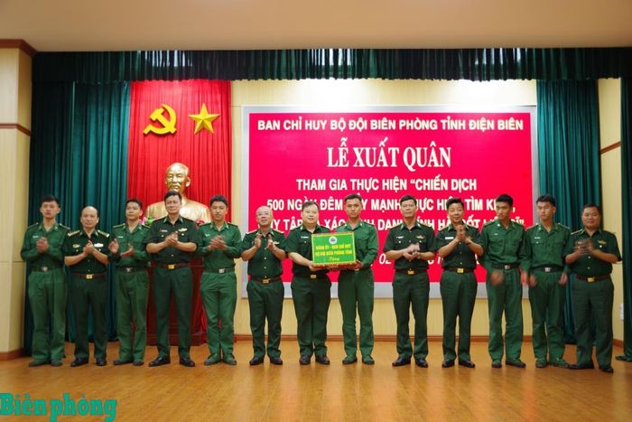 Thủ trưởng Ban Chỉ huy Bộ đội Biên phòng tỉnh Điện Biên tặng quà, động viên cán bộ, chiến sĩ tham gia “Chiến dịch 500 ngày đêm đẩy mạnh thực hiện tìm kiếm, quy tập và xác định danh tính hài cốt liệt sĩ”. Ảnh: Anh Dũng