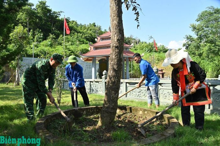 Cán bộ, chiến sĩ Đồn Biên phòng cửa khẩu Ma Lù Thàng cùng đoàn viên, thanh niên và phụ nữ bản Ma Li Pho, xã Phong Thổ tham gia chăm sóc, chỉnh trang khuôn viên các Nhà bia ghi danh anh hùng, liệt sĩ trên tuyến biên giới Lai Châu. Ảnh: Đức Duẩn
