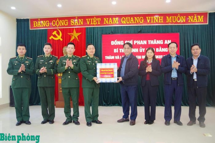Đồng chí Phan Thăng An, Ủy viên Ban Chấp hành Trung ương Đảng, Bí thư Tỉnh ủy, Chủ tịch Hội đồng nhân dân tỉnh Cao Bằng thăm, tặng quà, chúc Tết cán bộ, chiến sĩ Đồn Biên phòng cửa khẩu quốc tế Tà Lùng, Bộ đội Biên phòng Cao Bằng nhân dịp Tết Nguyên đán Bính Ngọ năm 2026. Ảnh: Vũ Lê