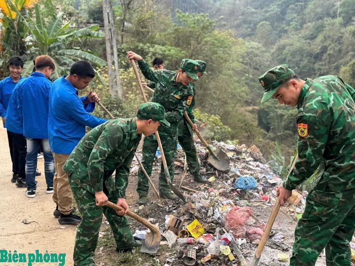 Tuổi trẻ Đồn Biên phòng Cốc Pàng, Bộ đội Biên phòng tỉnh Cao Bằng tham gia lao động Ngày Chủ nhật xanh, thu gom rác thải tại các điểm dân cư trên địa bàn. Ảnh: Huy Dương