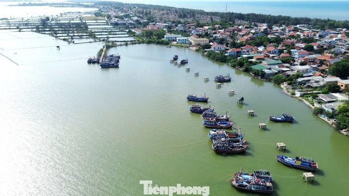 Hàng chục tàu cá tại phường Thuận An (Huế) phải nằm bến dài ngày do chưa đủ điều kiện đăng kiểm để ra khơi.