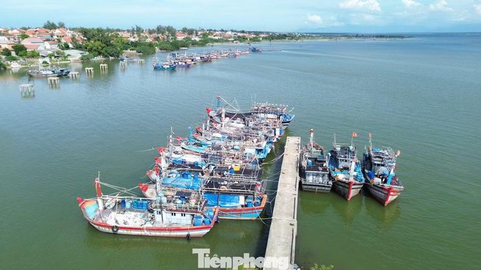 Tàu cá “đắp chiếu” giữa mùa khai thác biển, ảnh hưởng trực tiếp đến sinh kế của ngư dân.