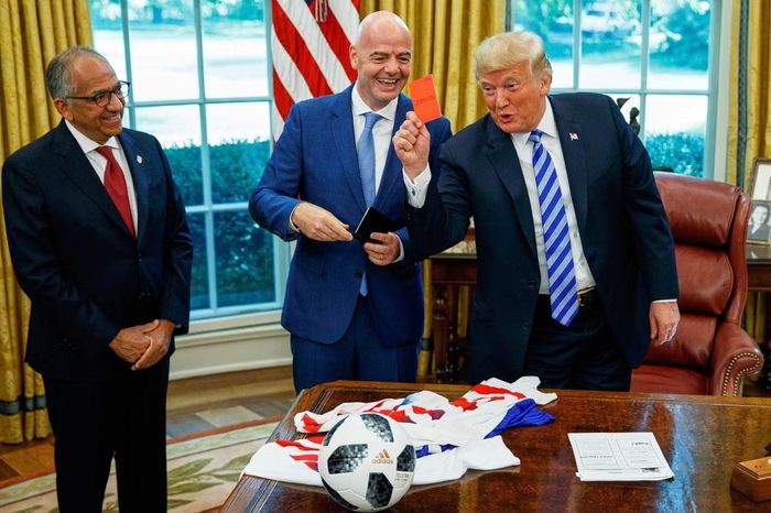  Carlos Cordeiro (bìa trái), cố vấn cấp cao của Chủ tịch FIFA Gianni Infantino đã từ chức để phản đối kế hoạch bán cổ phần World Cup. 