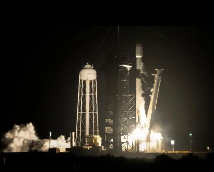 Tên lửa Falcon 9 của SpaceX mang theo cặp tàu đổ bộ Mặt trăng bay lên từ trung tâm vũ trụ Kennedy tháng 1/2025. (Ảnh: AP)