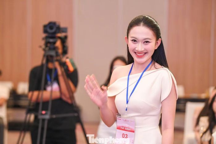 Giây phút xướng tên hơn 20 thí sinh bước vào Chung khảo toàn quốc mang đến những cung bậc cảm xúc trái ngược, từ vỡ òa hạnh phúc đến những tiếc nuối, khép lại một ngày sơ khảo nhiều dấu ấn. Những cô gái đi tiếp đều có vẻ đẹp nguyên bản, phù hợp với những tiêu chí mà ban tổ chức, ban giám khảo đưa ra.