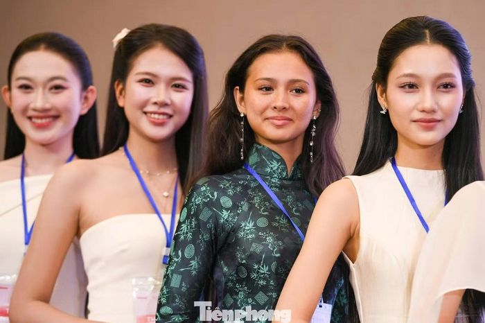 Không chỉ được đánh giá cao về ngoại hình và phong thái, nhiều thí sinh còn sở hữu thành tích học tập ấn tượng với các chứng chỉ ngoại ngữ như IELTS 8.5, 7.5 hay HSK4 tiếng Trung.