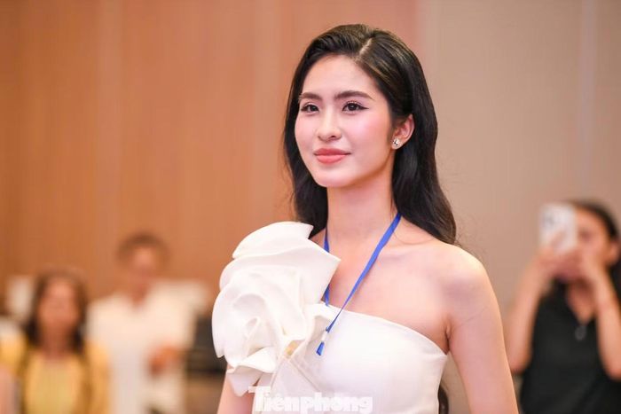  Sau phần công bố kết quả, 21 thí sinh bước vào chụp ảnh hồ sơ chính thức để hoàn tất các thủ tục trước khi trở về nhà và chuẩn bị cho vòng Chung khảo toàn quốc. Đây sẽ là chặng đường mới, nơi các thí sinh tiếp tục được rèn luyện và tranh tài để tiến gần hơn tới đêm chung kết Hoa hậu Việt Nam 2026. 