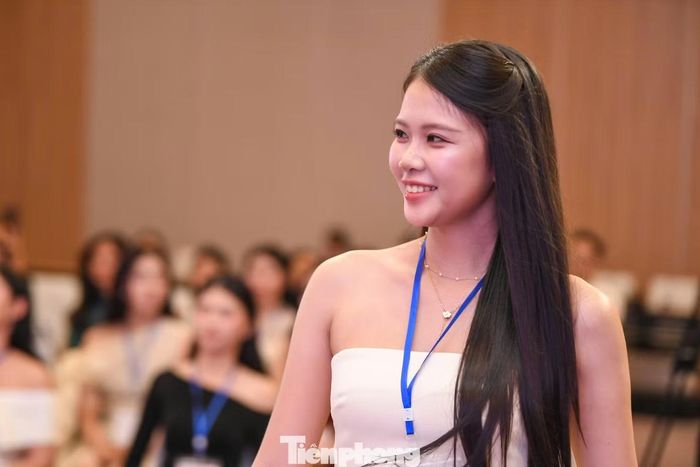 Thí sinh rạng rỡ khi cùng hơn 50 cô gái trở thành một phần của cuộc thi Hoa hậu Việt Nam 2026.