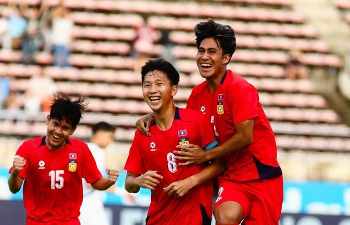 Phetdavanh Somsanid ăn mừng bàn thắng cùng Damoth nhưng vài phút sau đã trở thành tội đồ