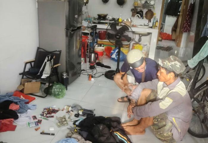 Đối tượng Mai Văn Lạc và tang vật liên quan. Ảnh CA