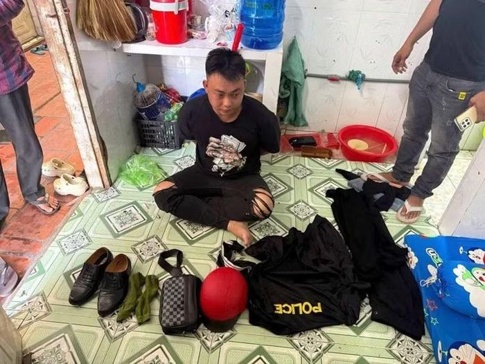 Nguyễn Quang Thành bị Công an phường Đông Hòa bắt giữ để điều tra về hành vi mạo danh công an chiếm đoạt tài sản. Ảnh: Công an phường Đông Hòa