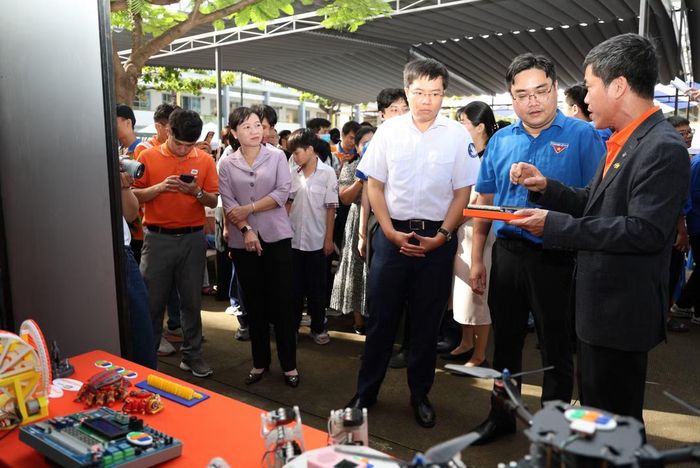 Đại biểu tham quan không gian triển lãm các sản phẩm khoa học, công nghệ, chuyển đổi số.