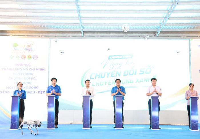 Anh Ngô Minh Hải - Phó Chủ tịch Ủy ban MTTQ Việt Nam TPHCM, Bí thư Thành Đoàn TPHCM cùng các đại biểu thực hiện nghi thức khởi động ngày hội. Ảnh: Ngô Tùng